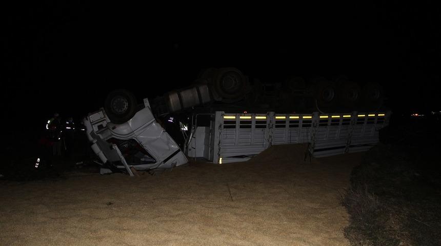 Manisa'da feci kaza! TIR ters döndü: 2 ağır yaralı