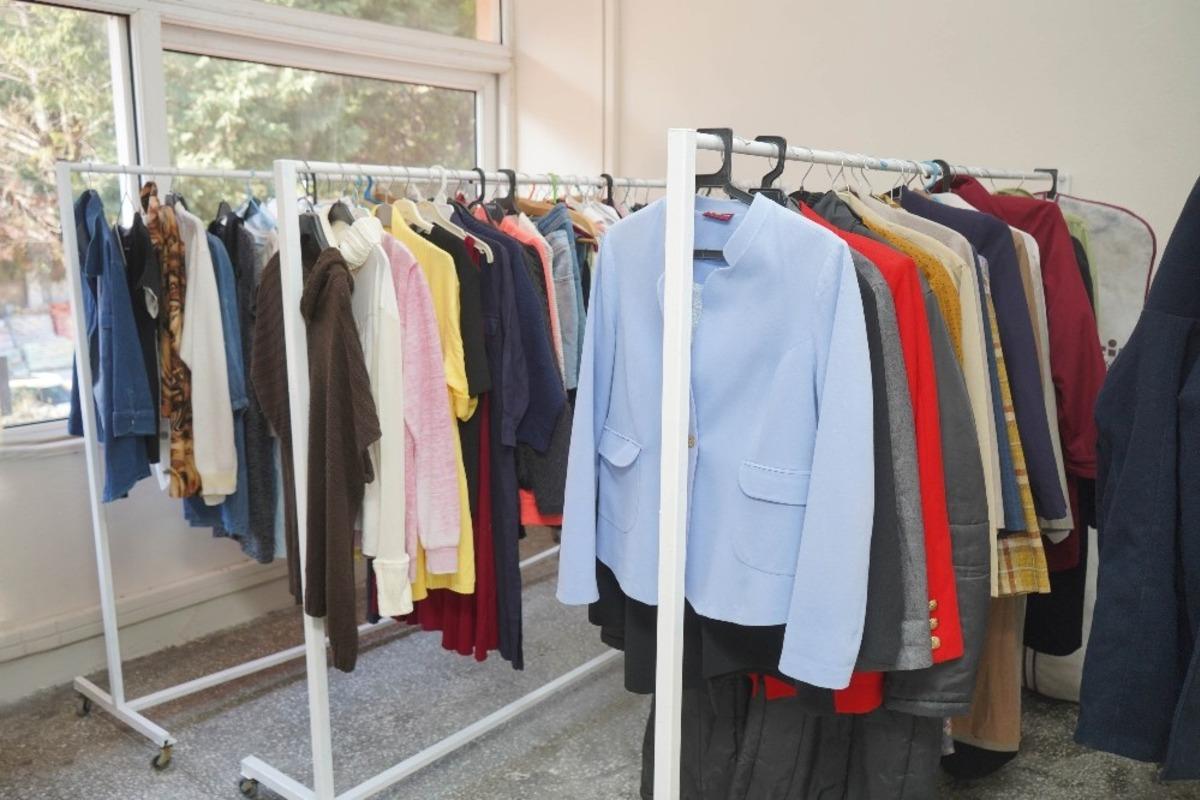 Ayvalık Belediyesi&rsquo;nin Altınova&rsquo;daki sosyal marketi y&uuml;zleri g&uuml;ld&uuml;r&uuml;yor