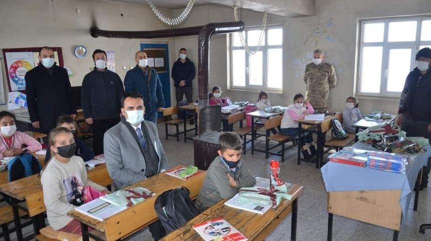 Kaymakam &Ccedil;elik, k&ouml;y okullarını ziyaret etti