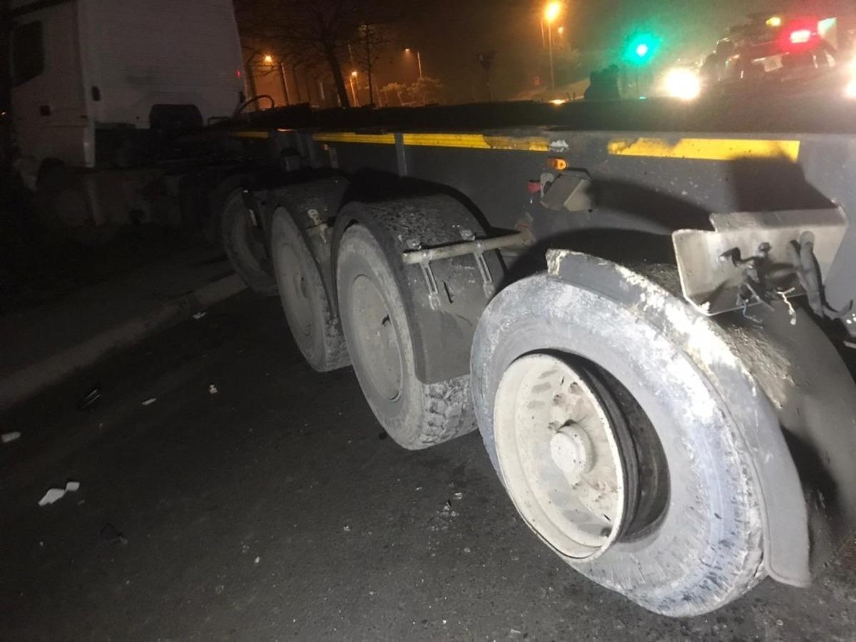 Dorsesi &uuml;st ge&ccedil;ide &ccedil;arpan hafriyat kamyonu karşı şeritten gelen araca &ccedil;arptı: 2 yaralı