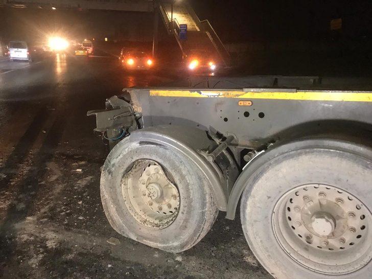 Dorsesi üst geçide çarpan hafriyat kamyonu karşı şeritten gelen araca çarptı: 2 yaralı G4