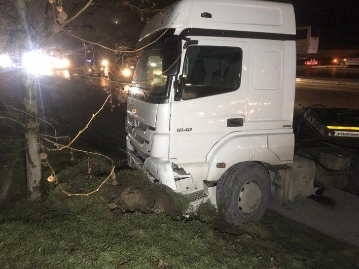 Dorsesi üst geçide çarpan hafriyat kamyonu karşı şeritten gelen araca çarptı: 2 yaralı G5