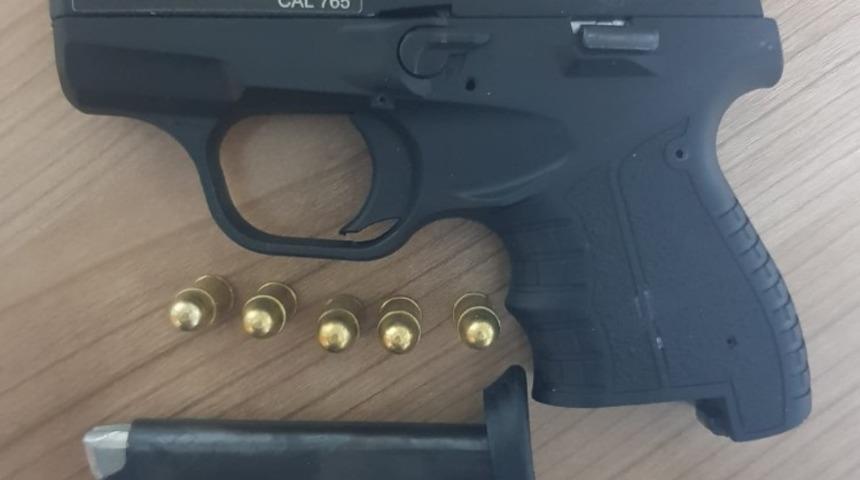 İzmir’de polisten kaçan şüpheliden ruhsatsız tabanca ele geçirildi