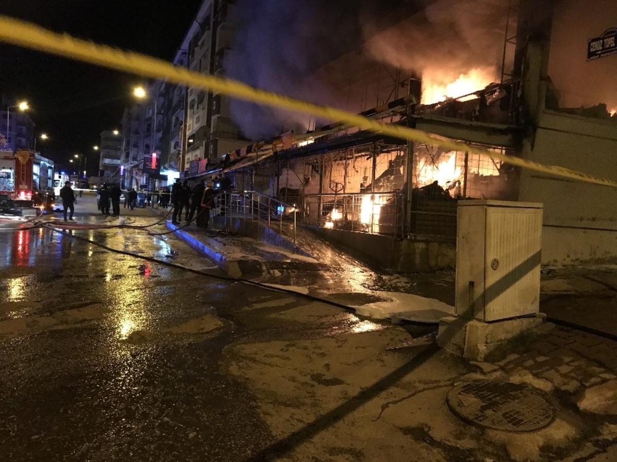 Kızılcahamam&rsquo;da sabaha karşı bir markette yangın &ccedil;ıktı