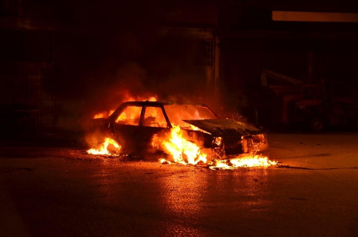 &Ccedil;alışmayan aracını ateşe verdi, s&ouml;nene kadar başında bekledi