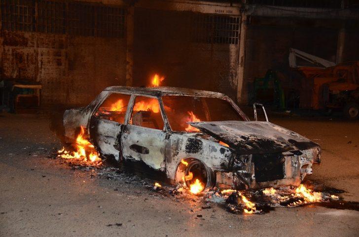 Çalışmayan aracını ateşe verdi, sönene kadar başında bekledi G3