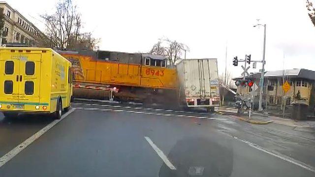 ABD'de dehşet! Trenin TIR'ı ezip geçtiği anlar kamerada