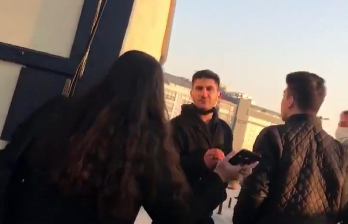 (&Ouml;zel) Sokak ortasında erkek arkadaşının darbettiği gen&ccedil; kızı vatandaşlar kurtardı