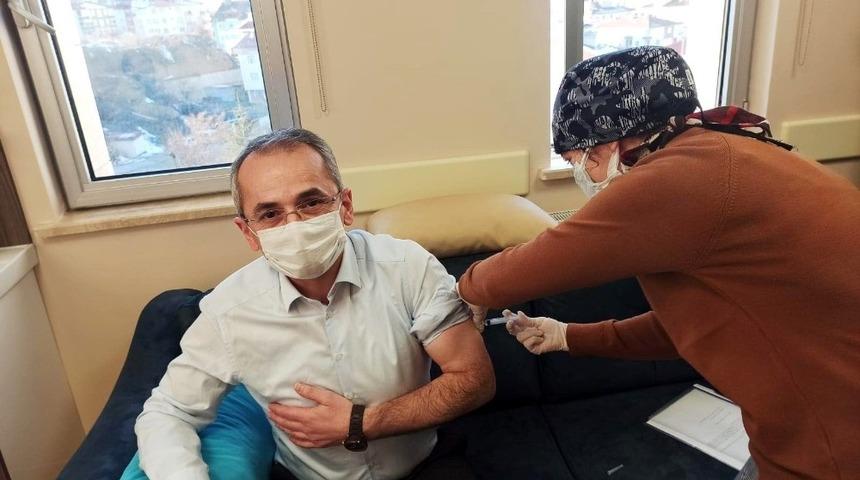 Kaymakam Pişkin, korona vir&uuml;s aşısı oldu