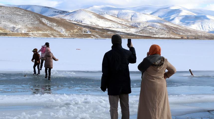 Gören telefona sarıldı! Buz tutan gölde kartpostallık manzarlar