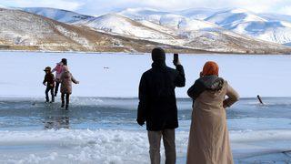 Gören telefona sarıldı! Buz tutan gölde kartpostallık manzarlar