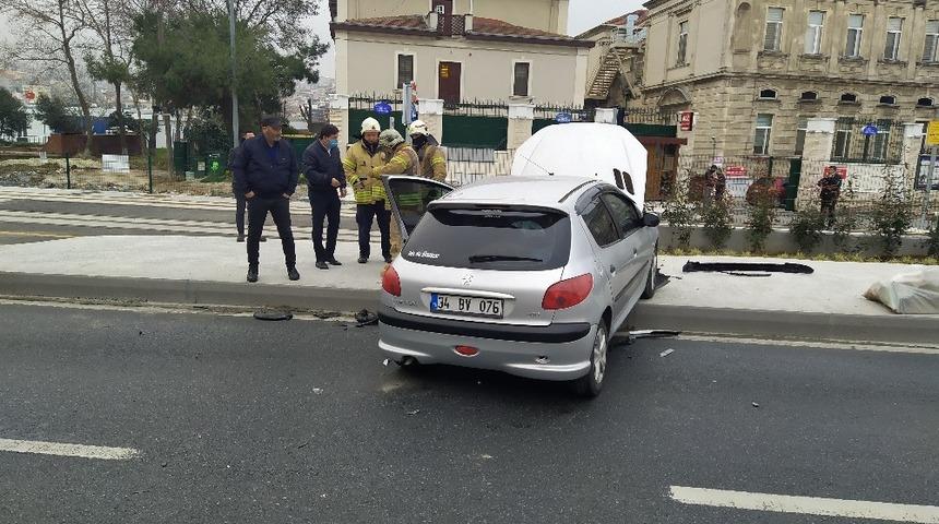 Fatih’te otomobilin yoldan çıkma anı kamerada