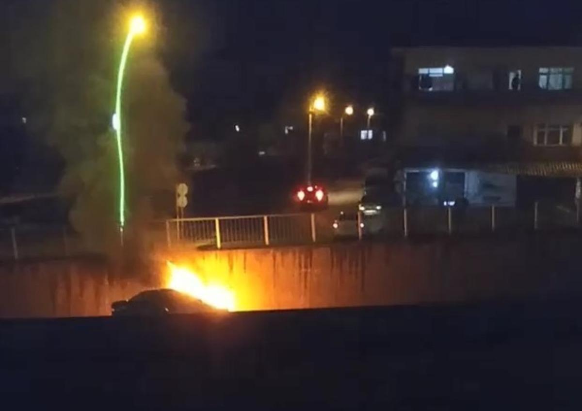 İstinat duvarına &ccedil;arpan otomobil alev alev yandı