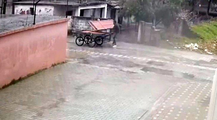 Güpegündüz demir kapı hırsızlığı kamerada G1