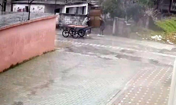 Güpegündüz demir kapı hırsızlığı kamerada G2