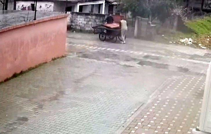 Güpegündüz demir kapı hırsızlığı kamerada G3