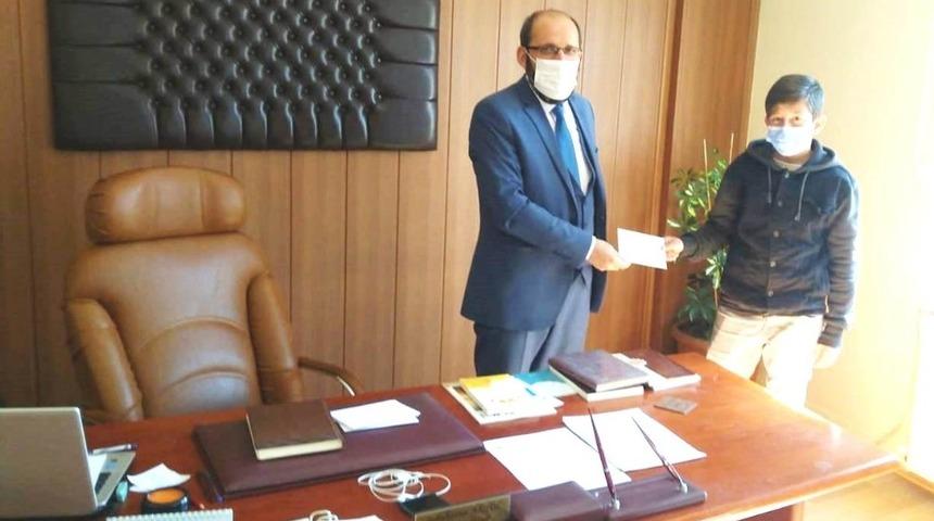 Hisarcık M&uuml;ft&uuml;s&uuml; Akyol, başarılı &ouml;ğrencileri &ouml;d&uuml;llendirdi