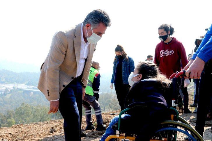 Başkan Sandal, çocuklar ve sporcularla fidan dikti G5