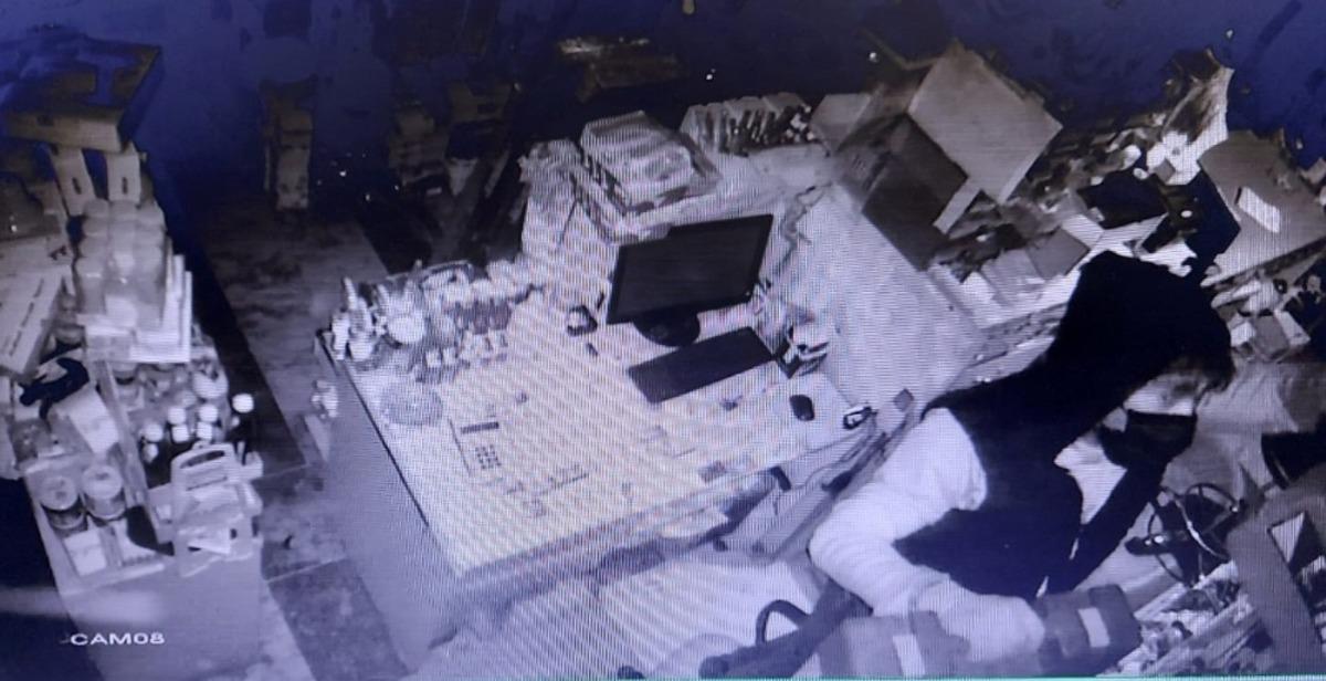 (&Ouml;zel) İstanbul&rsquo;da yapı marketi soyan hırsız kamerada