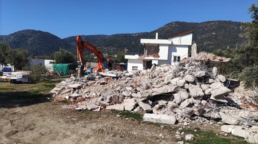 Dat&ccedil;a&rsquo;da ka&ccedil;ak yapıların yıkımına devam ediliyor