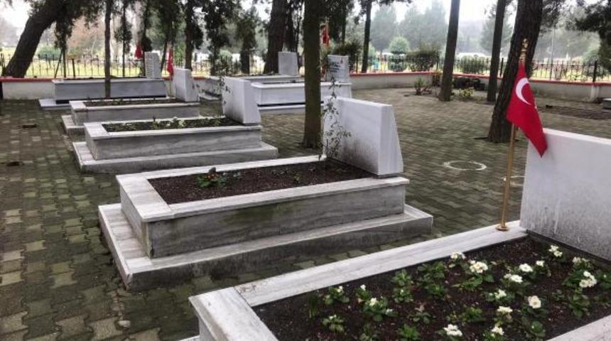 Şehitlere büyük saygısızlık! Çorlu Şehitliği'ndeki pirinç bayrak direkleri çalındı