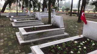 Şehitlere büyük saygısızlık! Çorlu Şehitliği'ndeki pirinç bayrak direkleri çalındı