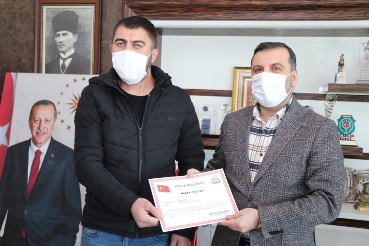 Kavak Belediyesi&rsquo;nden greyder operat&ouml;r&uuml;ne &ouml;d&uuml;l