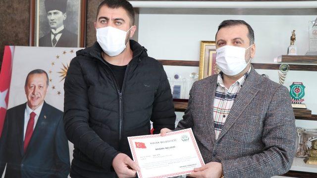 Kavak Belediyesi’nden greyder operatörüne ödül