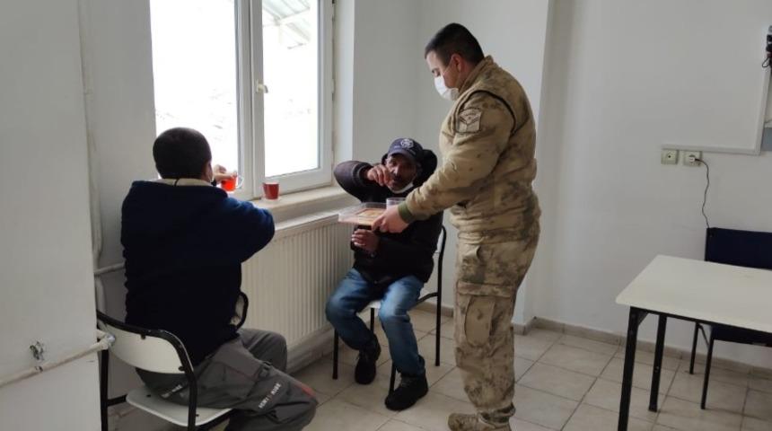 Donmak &uuml;zere olan vatandaşları jandarma kurtardı