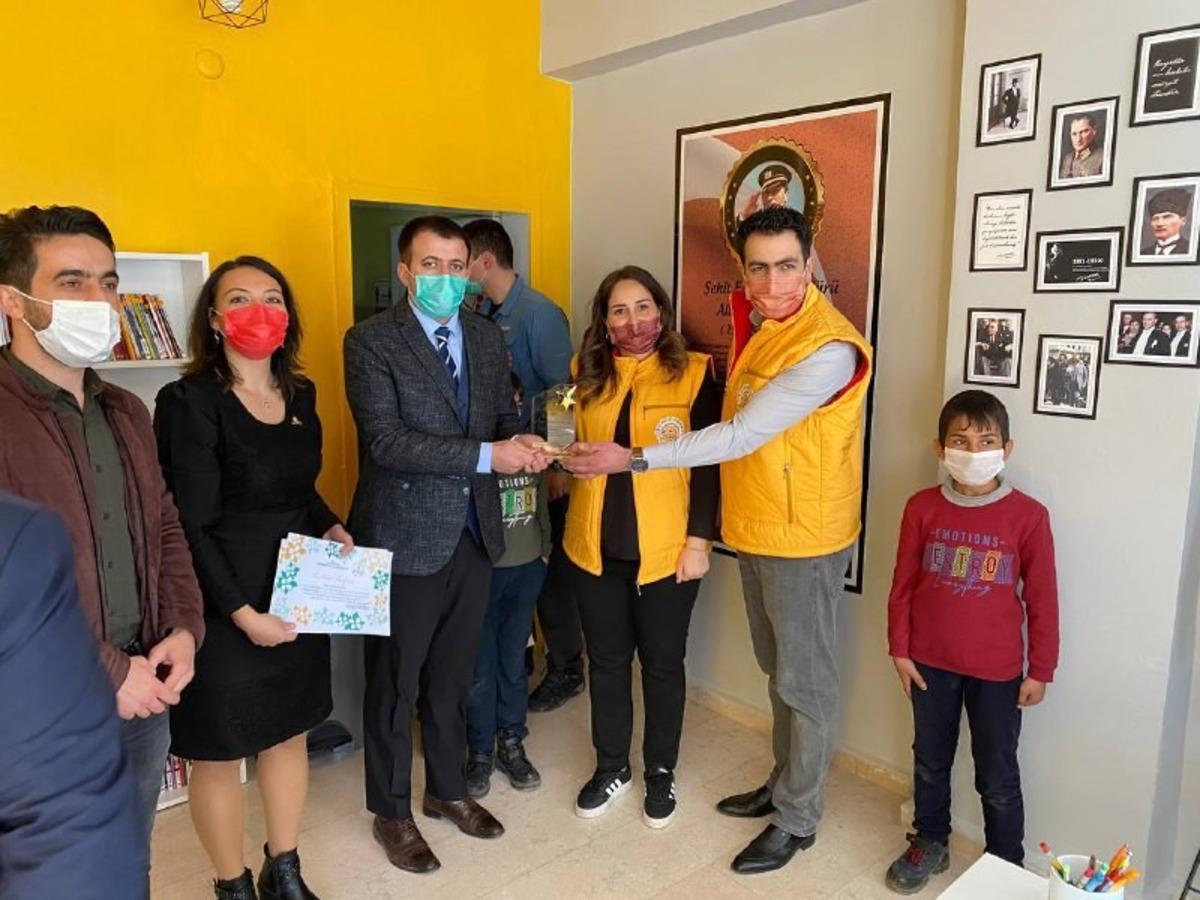 Sen de Bir &Ccedil;ocuk Sevindir Derneği, Diyarbakır&rsquo;da Ali Gaffar Okkan K&uuml;t&uuml;phanesi kurdu