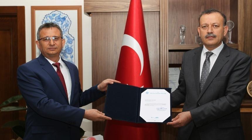 BEÜ Öğretim Üyesi Prof. Dr. Aydın ‘en iyi bilimsel makale’ ödülüne layık görüldü