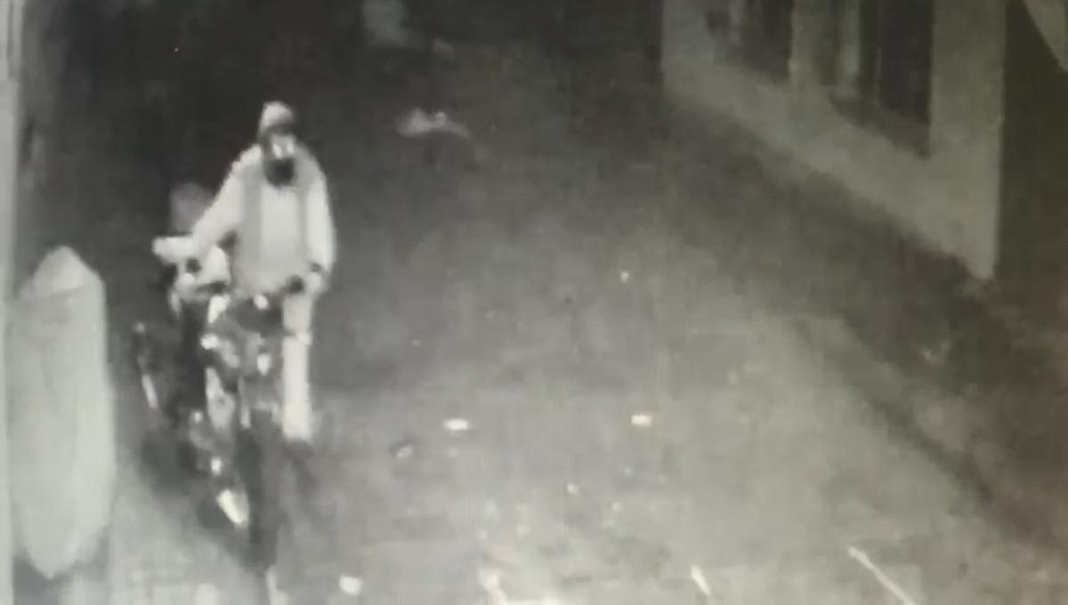 Motosiklet hırsızı &ouml;nce kameraya sonra polise yakalandı