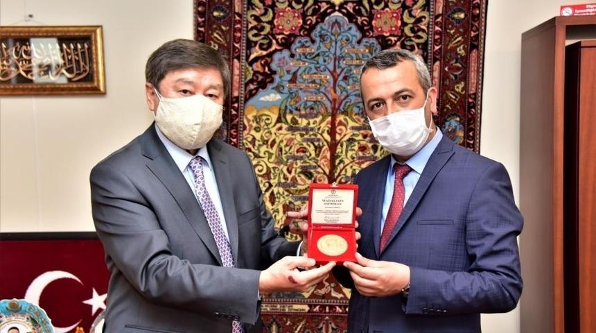 Azerbaycan ve T&uuml;rksoy&rsquo;dan Şair &Ccedil;arboğa&rsquo;ya &ouml;d&uuml;l