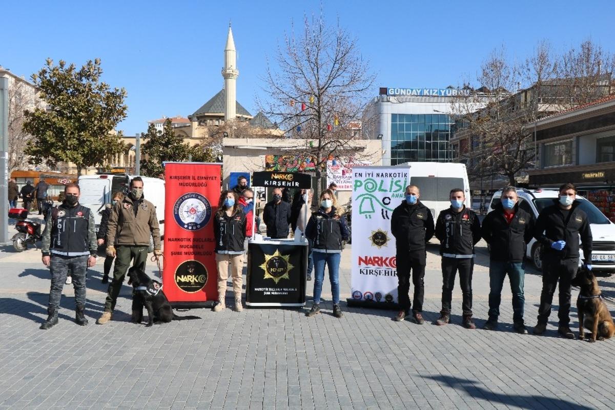 Narkotik bilgilendirmesinde &ccedil;ocukların narkotik k&ouml;peklere ilgisi