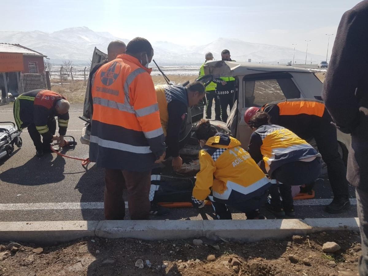 Kamyon ve otomobilin &ccedil;arpıştığı kazada 3 kişi yaralandı