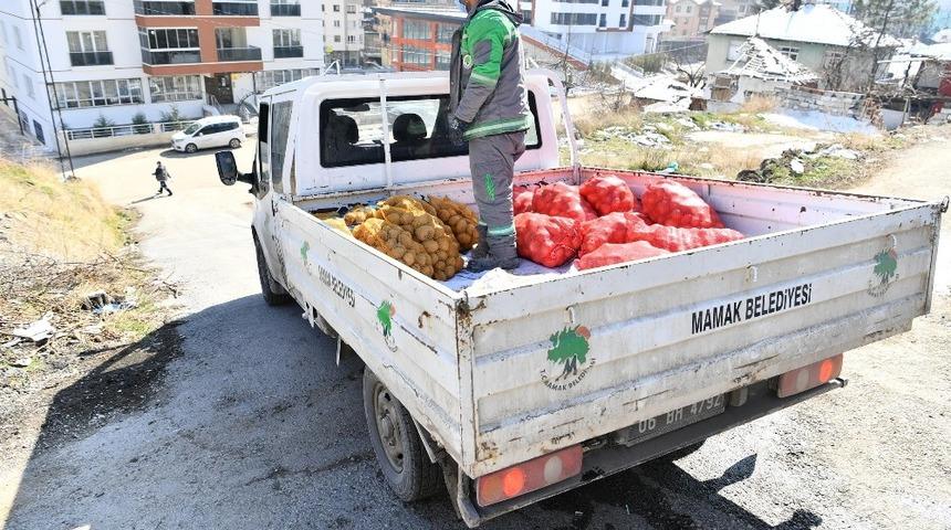 Mamak&rsquo;ta ihtiya&ccedil; sahibi ailelere soğan dağıtıldı