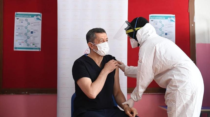 Son Dakika: Öğretmenlere aşılama başladı! Bakan Selçuk'tan ilk açıklama