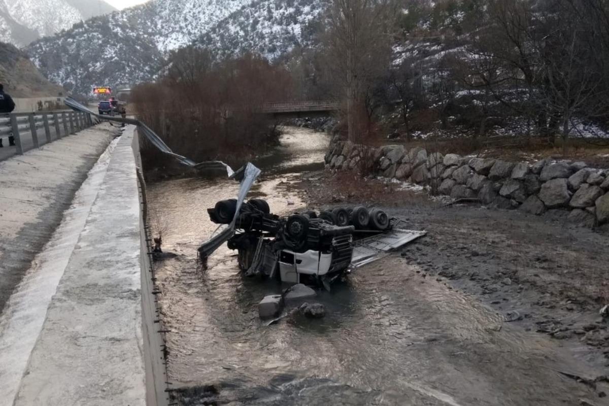 G&uuml;m&uuml;şhane&rsquo;de tır Harşit &Ccedil;ayına devrildi: 1 yaralı