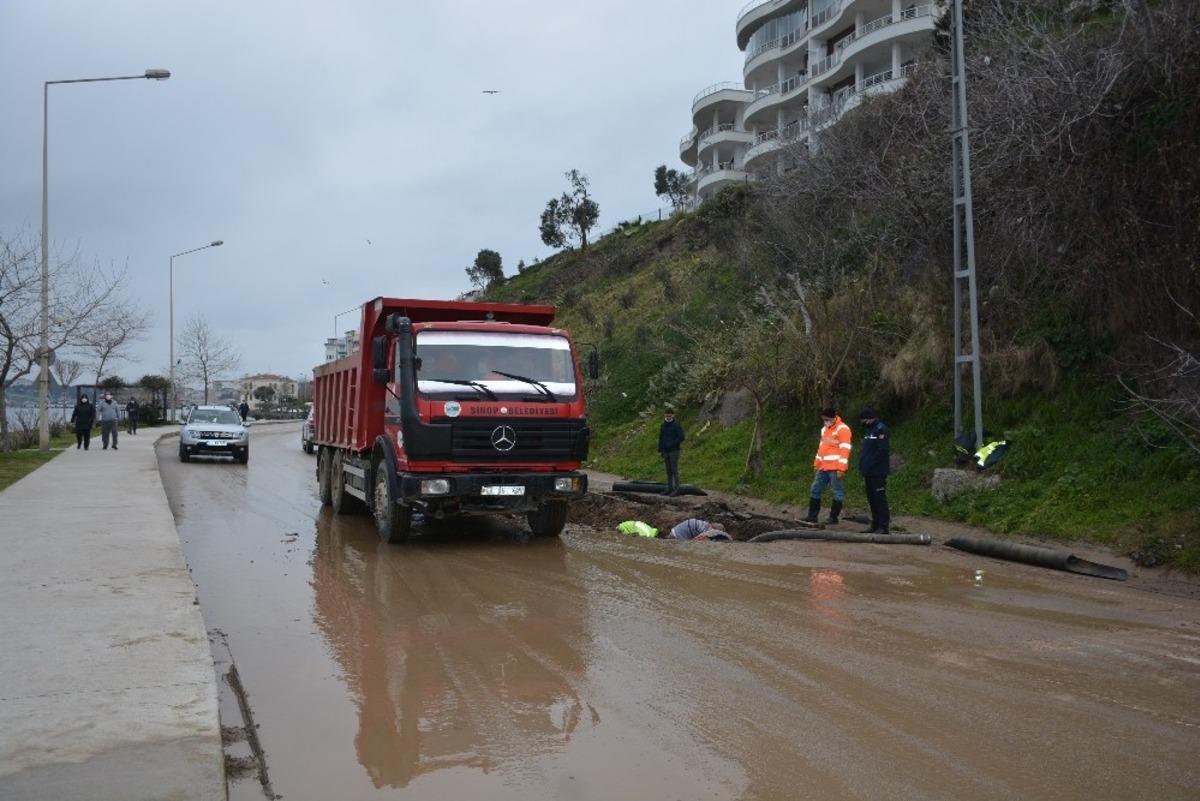 Sinop&rsquo;ta yol &ccedil;&ouml;kt&uuml;, su borusu patladı