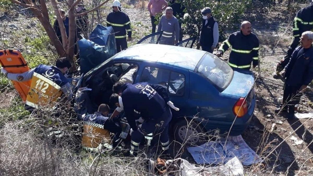 Şarampole u&ccedil;an aracın s&uuml;r&uuml;c&uuml;s&uuml; hayatını kaybetti, eşi yaralandı