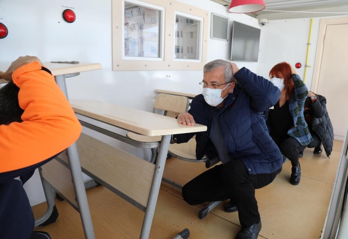 Mezitli Belediye personeline sim&uuml;lasyon tırında deprem eğitimi