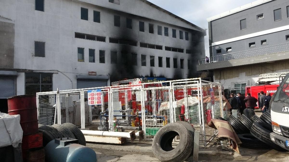 Karab&uuml;k&rsquo;te lastik deposundaki yangında faciadan d&ouml;n&uuml;ld&uuml;