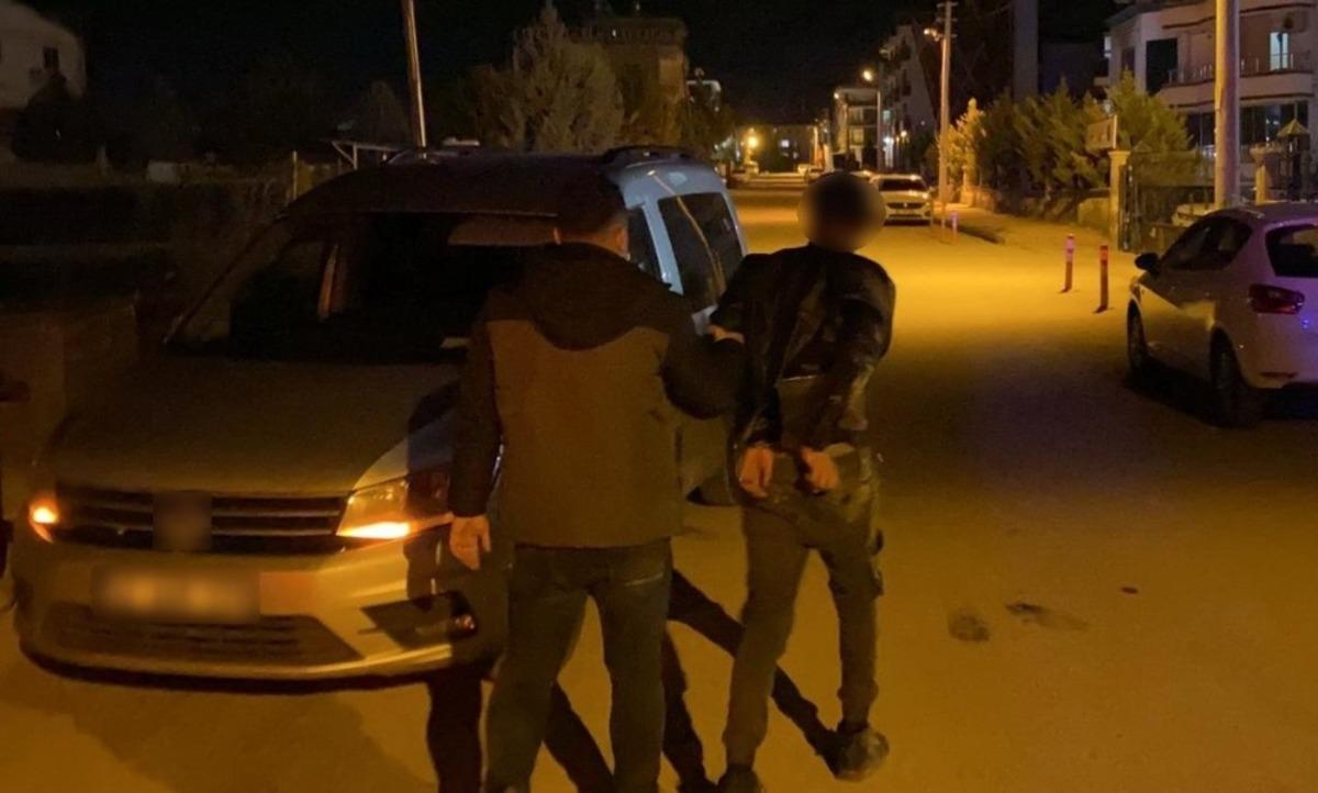 Polisten ka&ccedil;an ara&ccedil;tan uyuşturucu &ccedil;ıktı