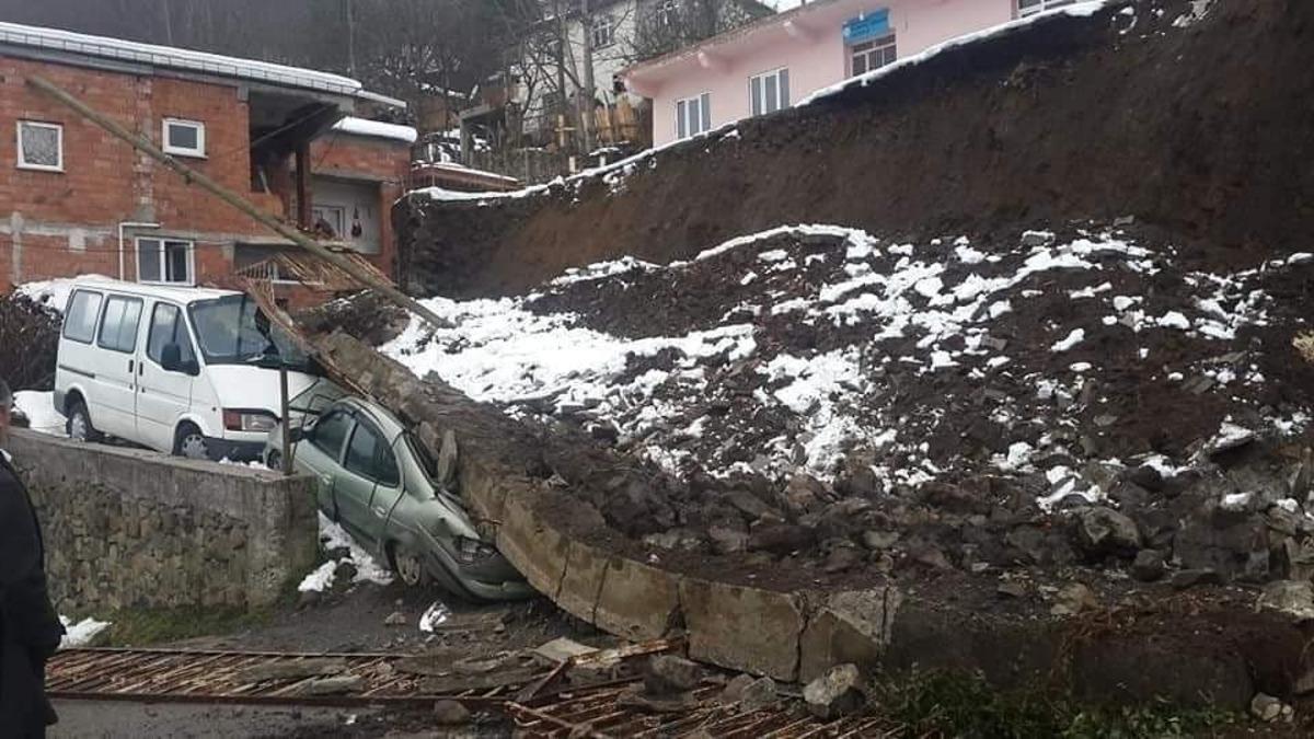 Ordu&rsquo;da istinat duvarı &ccedil;&ouml;kt&uuml;, ara&ccedil;lar altında kaldı