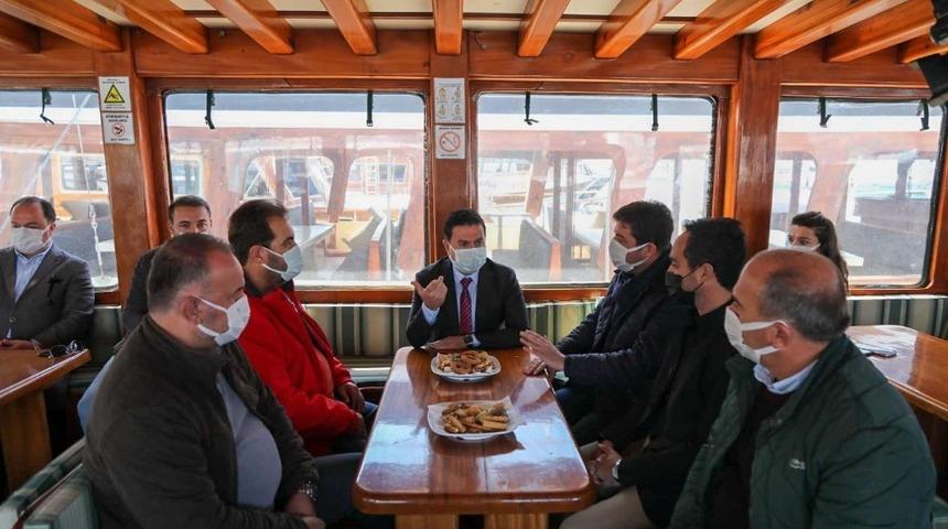 Başkan Aras g&uuml;nl&uuml;k gezi yapan denizcilerle bir araya geldi