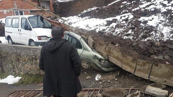 Ordu’da istinat duvarı çöktü, araçlar altında kaldı G4