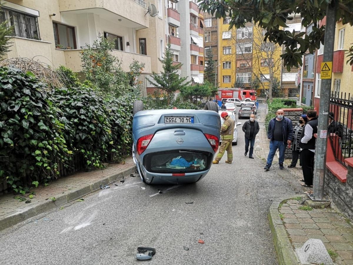 &Uuml;sk&uuml;dar&rsquo;da yokuş aşağı inen kadın s&uuml;r&uuml;c&uuml; takla attı: 1 yaralı