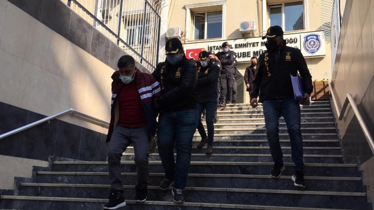 D&ouml;viz b&uuml;rosuna ait nakit para taşıyan kuryeyi trafiğin ortasında gasp ettiler