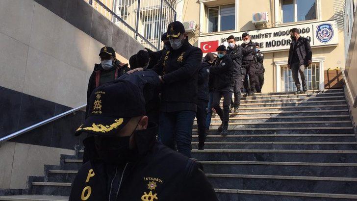 Döviz bürosuna ait nakit para taşıyan kuryeyi trafiğin ortasında gasp ettiler G2