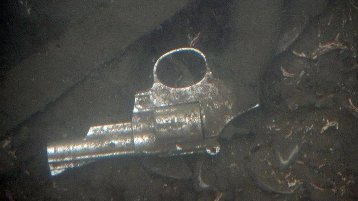 Samsun’da göl içinde fark edilen silah polisi alarma geçirdi G2